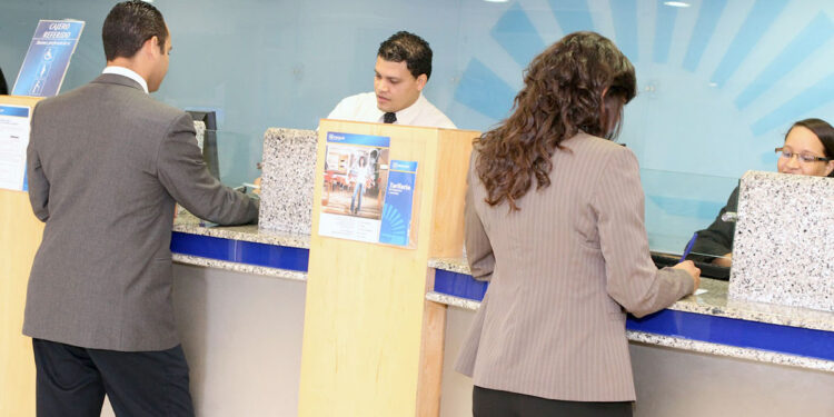 Bancos avisan a clientes de nuevas tarifas