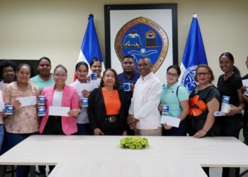 Graduandos reciben «anillos» de graduación