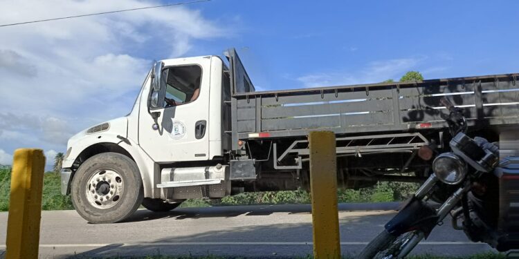 Vehículos pesados destruyen carretera Cabral/El Peñón