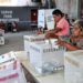 Mexicanos esperan resultados de elecciones