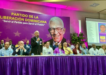 Danilo «duro y curvero» contra el gobierno y tránsfugas