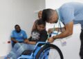 Rehabilitación dona sillas de ruedas a personas con discapacidad