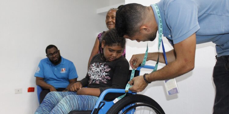 Rehabilitación dona sillas de ruedas a personas con discapacidad