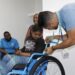 Rehabilitación dona sillas de ruedas a personas con discapacidad