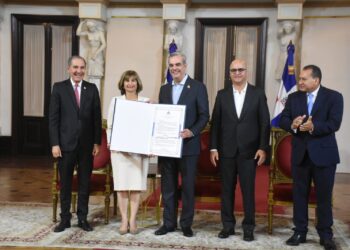 Mescyt entrega a evaluación a universidades