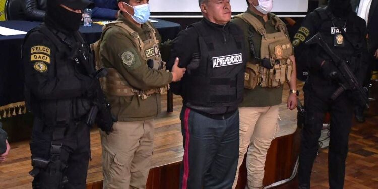 Presentan a la prensa general golpista