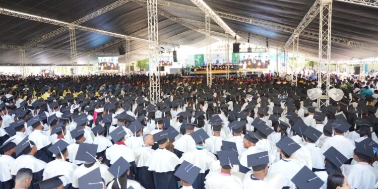 UASD inviste 2,048 profesionales en Santiago
