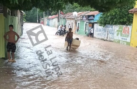 Lluvias provocan inundaciones urbanas en Barahona