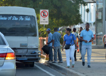 Intrant amenaza a choferes por aumento al pasaje