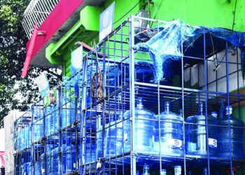 Accionarán contra comercios exponen botellones de agua al sol