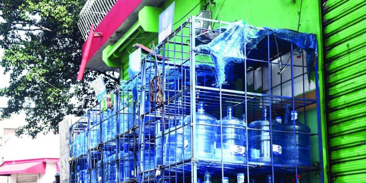 Accionarán contra comercios exponen botellones de agua al sol