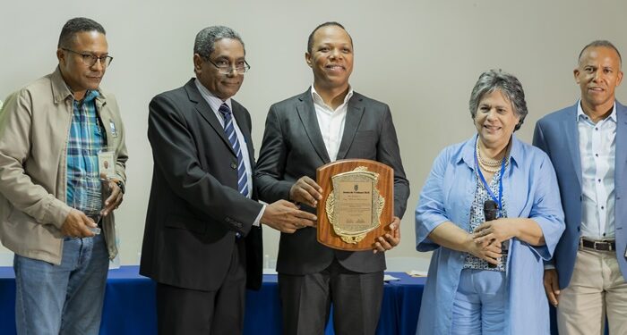 Juntas de vecinos reconocen aportes de Morrison al sector eléctrico