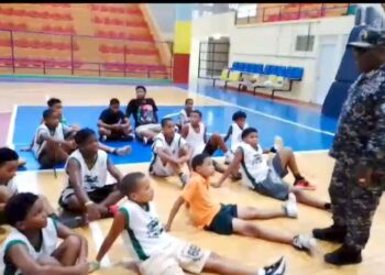 Policía sostiene reunión con jóvenes deportistas en Barahona