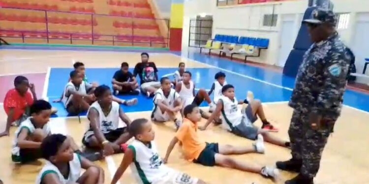 Policía sostiene reunión con jóvenes deportistas en Barahona