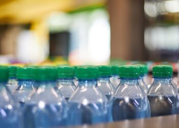 ¿Por qué es peligroso beber agua embotellada?