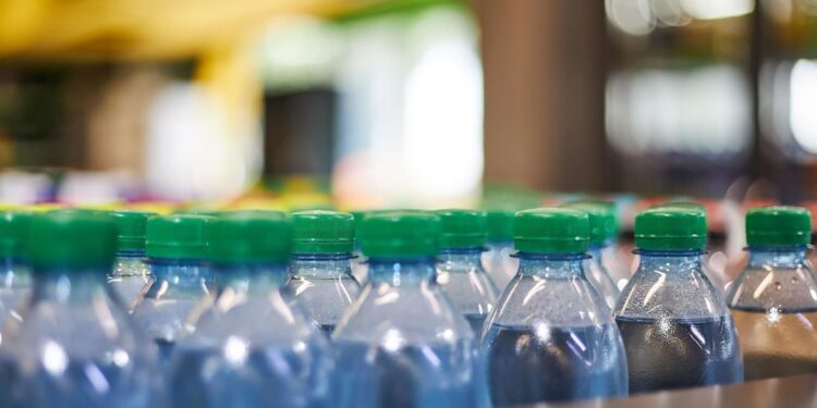 ¿Por qué es peligroso beber agua embotellada?