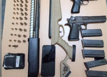 Detienen a hombre con arsenal de armas en su residencia durante operativo policial