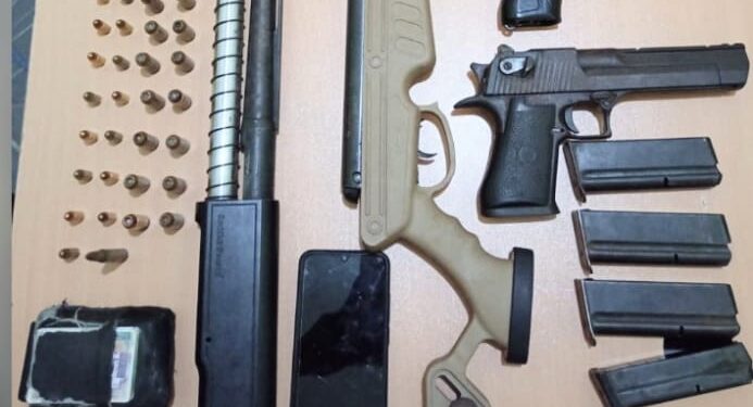 Detienen a hombre con arsenal de armas en su residencia durante operativo policial