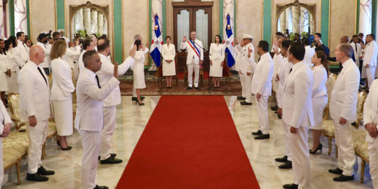 Abinader juramenta colaboradores