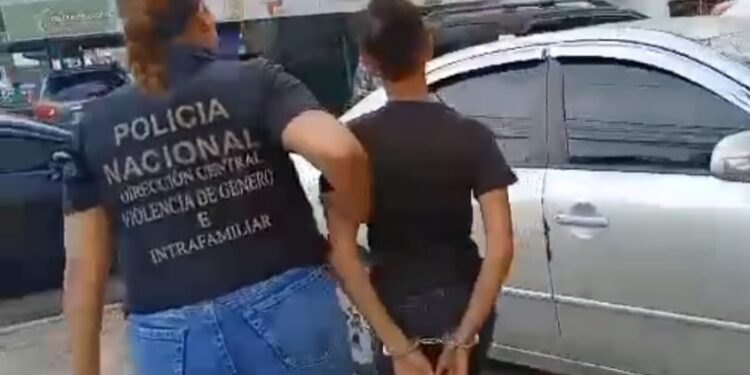 Detienen madre maltrató hija