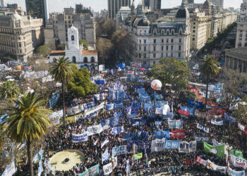 Argentinos marchan contra «política de hambre» de Milei