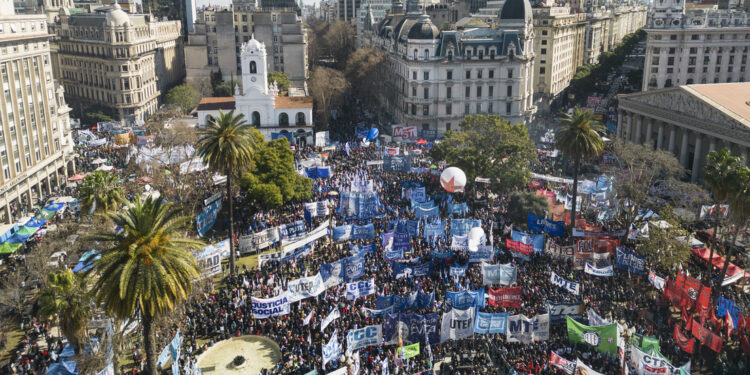 Argentinos marchan contra «política de hambre» de Milei