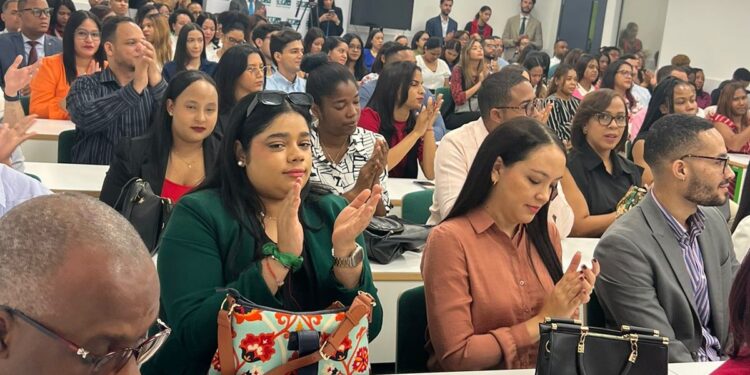 160 jóvenes reciben becas del Mescyt