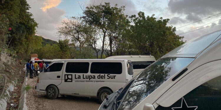 Pobladores de San Rafael protestan por carretera