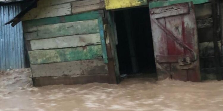 Lluvias colapsan 2 casas e inundan otras 15 en Polo