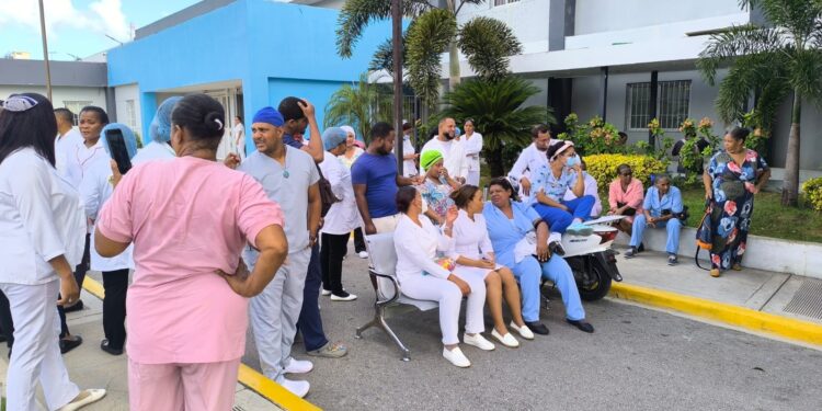 Enfermeras paralizan sus labores en Hospital Jaime Mota