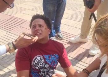 Joven amenaza con prenderse fuego en demanda de justicia en Santiago