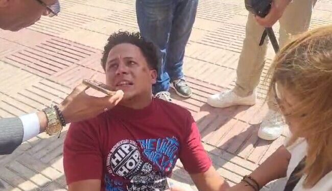 Joven amenaza con prenderse fuego en demanda de justicia en Santiago