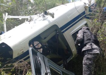 Piloto y esposa resultan heridos al estrellarse helicóptero en  Monción