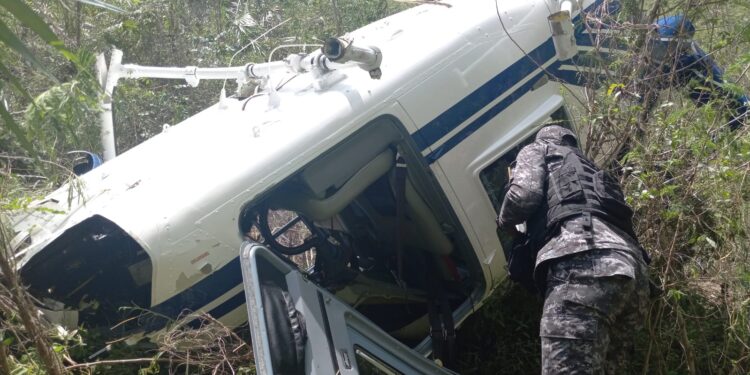 Piloto y esposa resultan heridos al estrellarse helicóptero en  Monción