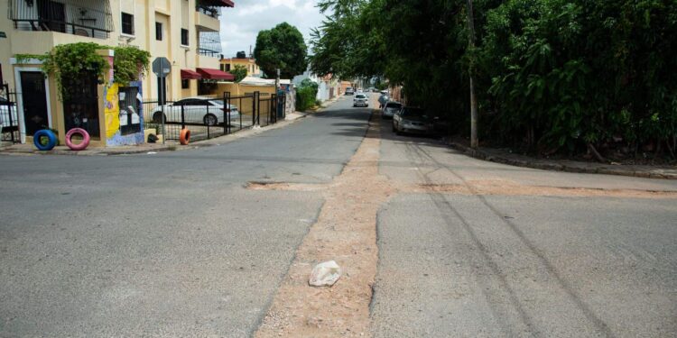 Residentes de Alma Rosa se quejan porque el comercio tomó aceras