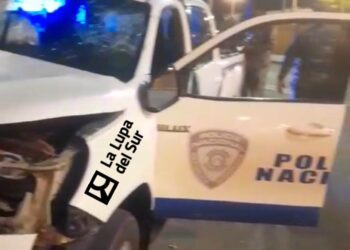 Se estrella vehículo policial contra poste de luz próximo a la UASD Recinto Barahona