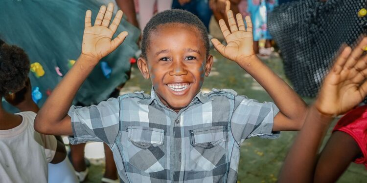 Niños y niñas reciben útiles escolares