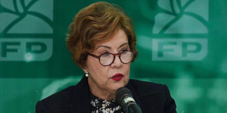 Exministra afirma «no recibió» útiles dañados