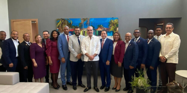 Evangélicos «mangan» lo suyo con Abinader: no lo tocarán en la reforma fiscal