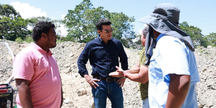 Wellington Arnaud supervisa trabajos de ampliación acueducto Villa Altagracia