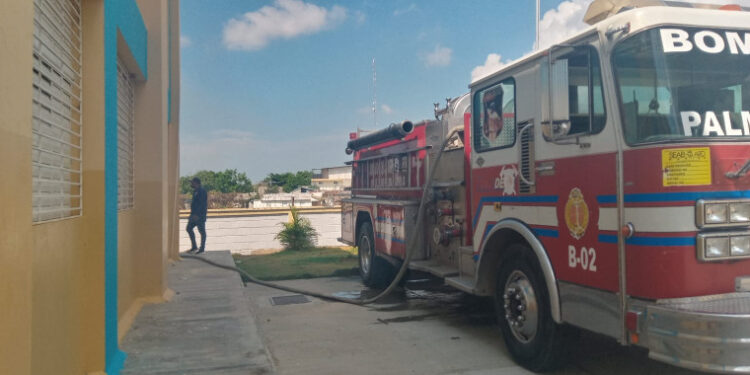 Bomberos intervienen escuelas por intoxicaciones