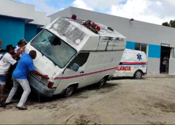 Muchedumbre vuelca ambulancia por muerte de pariente