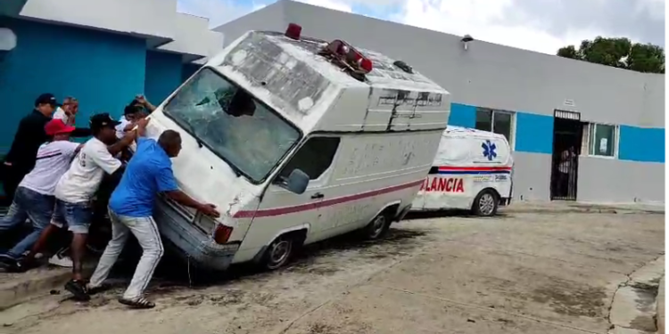 Muchedumbre vuelca ambulancia por muerte de pariente