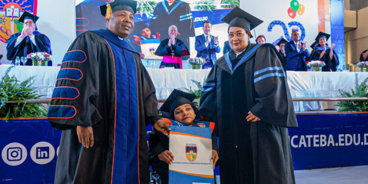 Ucateba gradúa 444 profesionales