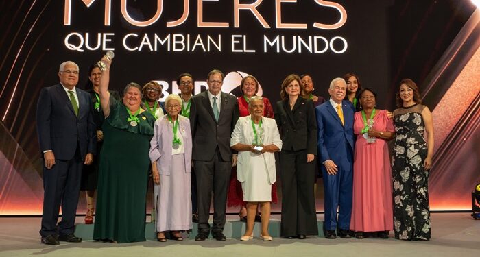 BHD entrega Premio Mujeres que Cambian el Mundo