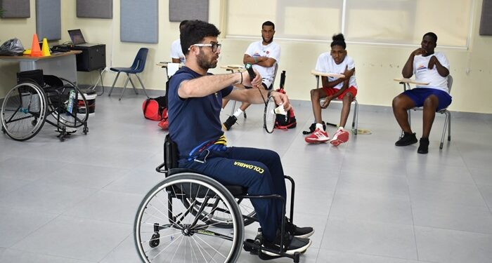 Atletas para reciben entrenamiento de Bádminton