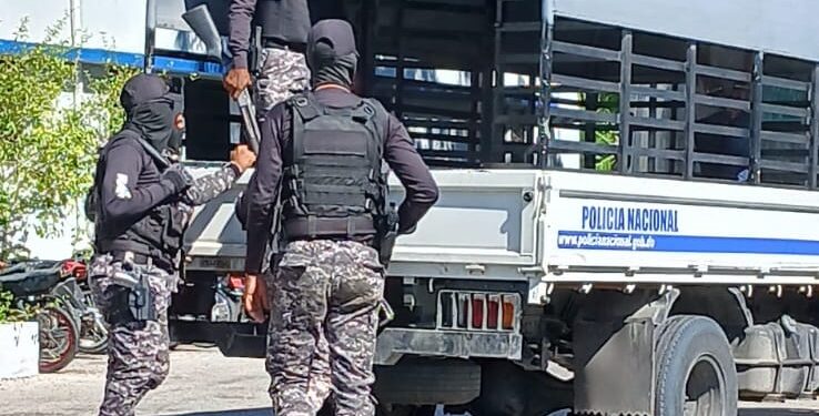Policía «caza» haitianos en Barahona