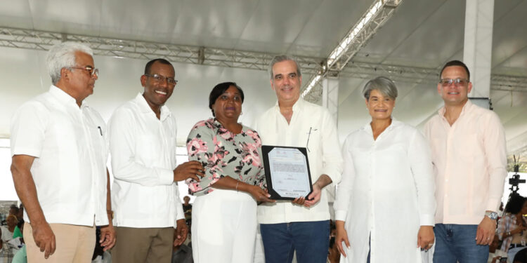 Abinader entrega títulos de propiedad en Quisqueya