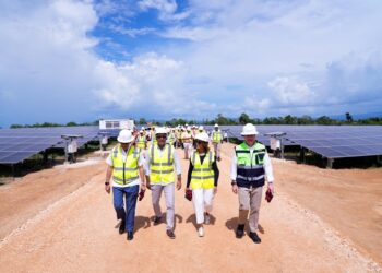 Ministro de Energía y Minas visita complejo fotovoltaico Cotoperí Solar
