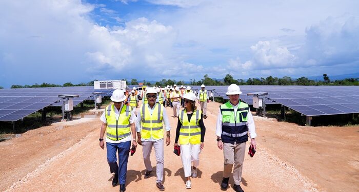 Ministro de Energía y Minas visita complejo fotovoltaico Cotoperí Solar